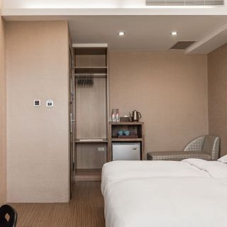 河堤時尚旅店恆春館-精緻家庭房(一大床兩小床)-02